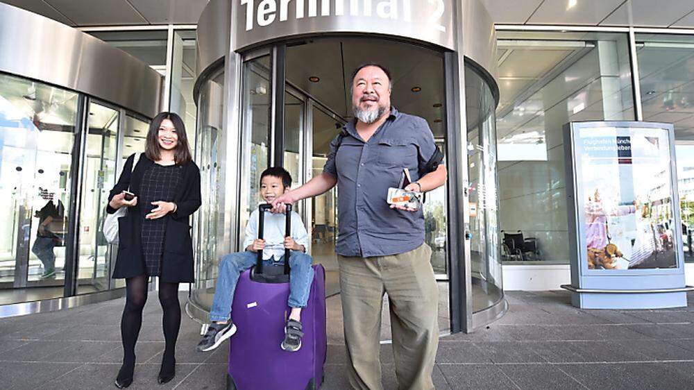 Ai Weiwei strahlend mit seinem Sohn
