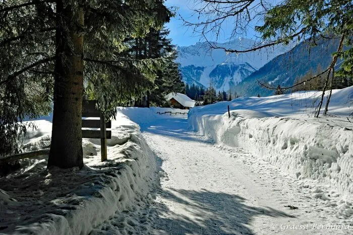 Der Winterwanderweg Seebachtal ist ein nahezu ebener Weg, dessen Ausgangspunkt im Zentrum von Mallnitz ist. Der Abschnitt von der Ankogelbahn in Richtung Seebachtal ist auch für Kinderwagen geeignet. Man bekommt hier einen Ausblick auf die tief verschneiten 3000er-Gipfel der Ankogelgruppe und den Stappitzer See