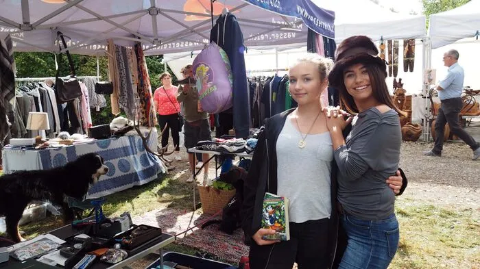 Der Ansturm auf den Viktringer Flohmarkt ist unbremsbar. Obwohl der Termin wegen der Wettervorhersage kurzfristig um eine Woche verschoben wurde und es Freitagabend zu regnen begann, drängten sich bereits am Freitag die Massen durch die von Standlern gebildeten Gassen. Auch am Samstagmittag ging es auf dem Gelände bei der Hexenstubn im Süden von Klagenfurt rund.
