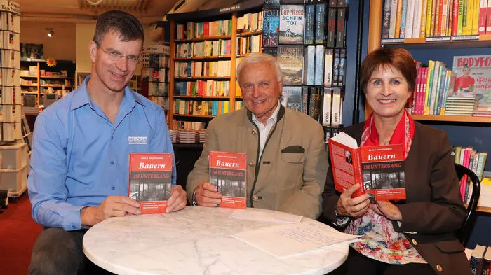 Am Foto von links: Heinz Breschan (Buchhändler), Adolf Riautschnig (Buchautor) und Antonia Gössinger (Chefredakteurin der Kleinen Zeitung) .