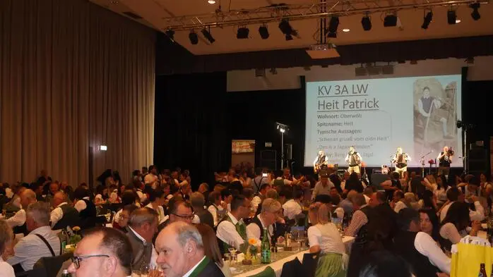 Rund 2.000 Gäste aus allen Winkeln der Steiermark feierten mit den Abschlussklassen des Ausbildungszentrums Hafendorf.