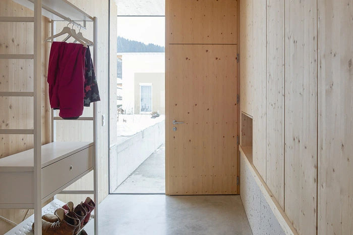 Das "Haus mit Giebel" wirkt immer aufgeräumt. Denn schon in der Planungsphase gab es dazu strikte Vorgaben für das Architektenteam: klare Linien, freie Flächen und kaum Möbel.