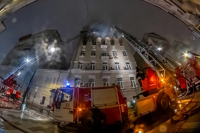 Im Laufe des Tages hätten die Rettungskräfte immer mehr Leichen entdeckt. Das Feuer hatte sich in der Nacht auf Montag in den oberen Etagen ausgebreitet.