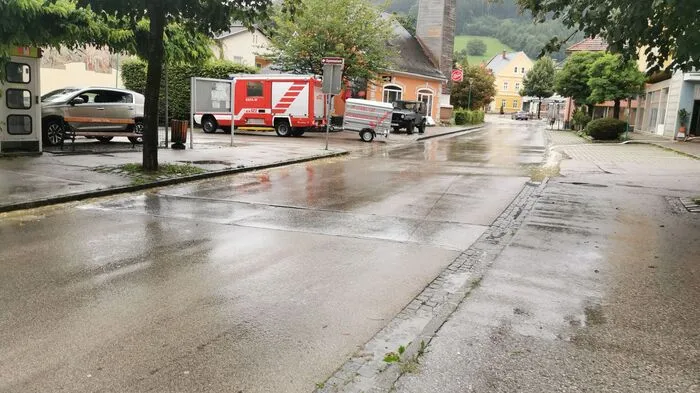 Starke Niederschläge in der Nacht auf Freitag haben zu Murenabgängen und Überflutungen geführt.
