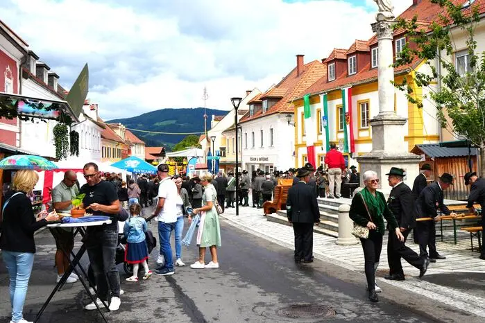 Nach der feierlichen Kranzniederlegung beim Kriegerdenkmal ging das Fest nahtlos in das 33. Obdacher Marktfest über.
