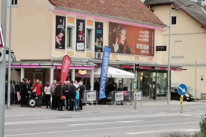 Vor den Lokalen bildeten sich beim Einlass Schlangen, was auf den guten Zusruch deuten lässt.