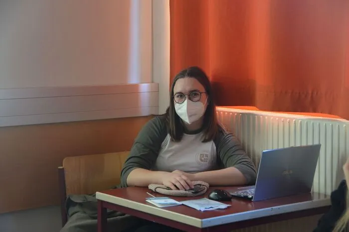 Die 17-jährige Leonie Stelzer aus Anger hingegen empfindet den Unterricht mit den FFP2-Masken als anstrengend und ist verärgert, dass die Tests nicht auch für andere Aktivitäten zählen. „Wofür machen wir sie dann überhaupt?“, wundert sie sich. Ihre Freude über das Wiedersehen mit ihren Freunden ist aber sehr groß.  