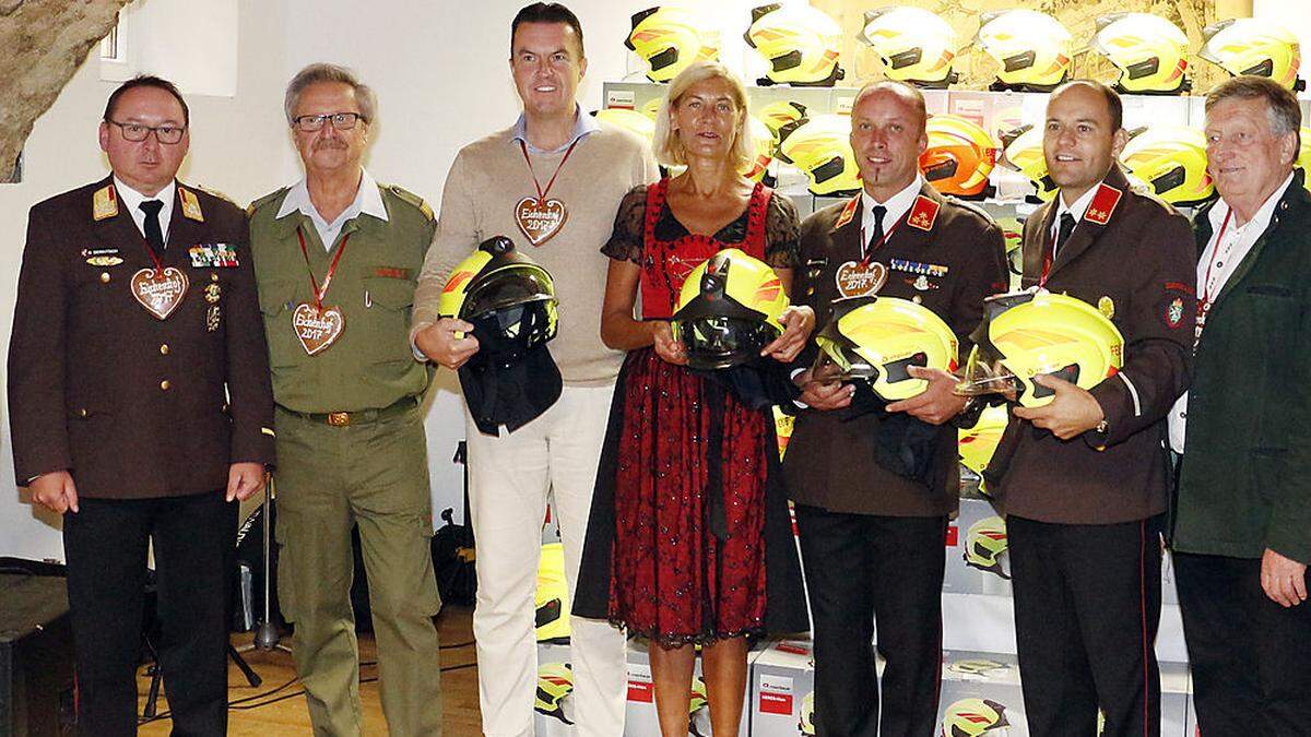 Firmeninhaber Wolfgang Grabher übergab mit seiner Frau Rita 31 neue Feuerwehrhelme an die Freiwillige Feuerwehr Bierbaum an der Safen