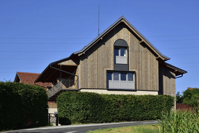 In der Fassade des sogenannten Eisengießerhauses zeigen sich die Fenster eisenumrahmt...
