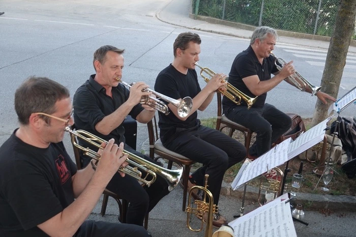Dieses war unter dem Motto "nice &amp; easy" dem im  Jänner verstorbenen legendären Jazzmusiker, Arrangeur und Komponisten Sammy Nestico gewidmet.