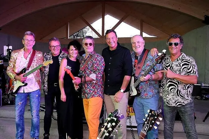 Mit Musik aus sechs Jahrzehnten brachten sie das Publikum zum Mitsingen und Mitklatschen und ernteten tosenden Applaus. Auch Bürgermeister Jochen Bocksruker und Stadtrat Andreas Albrecher ließen sich den Musikgenuss nicht entgehen. 