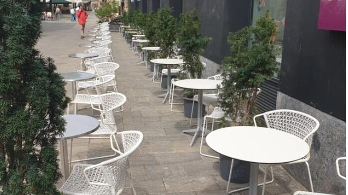 Erstmals zweireihig, um den Abstand zu gewährleisten: Gastgarten vor dem Schubertkino.