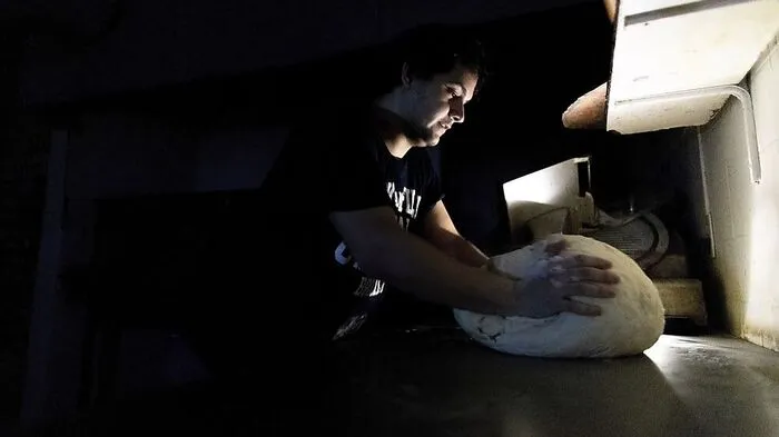 Ein Pizzabäcker während des Blackouts am Sonntag in Argentinien