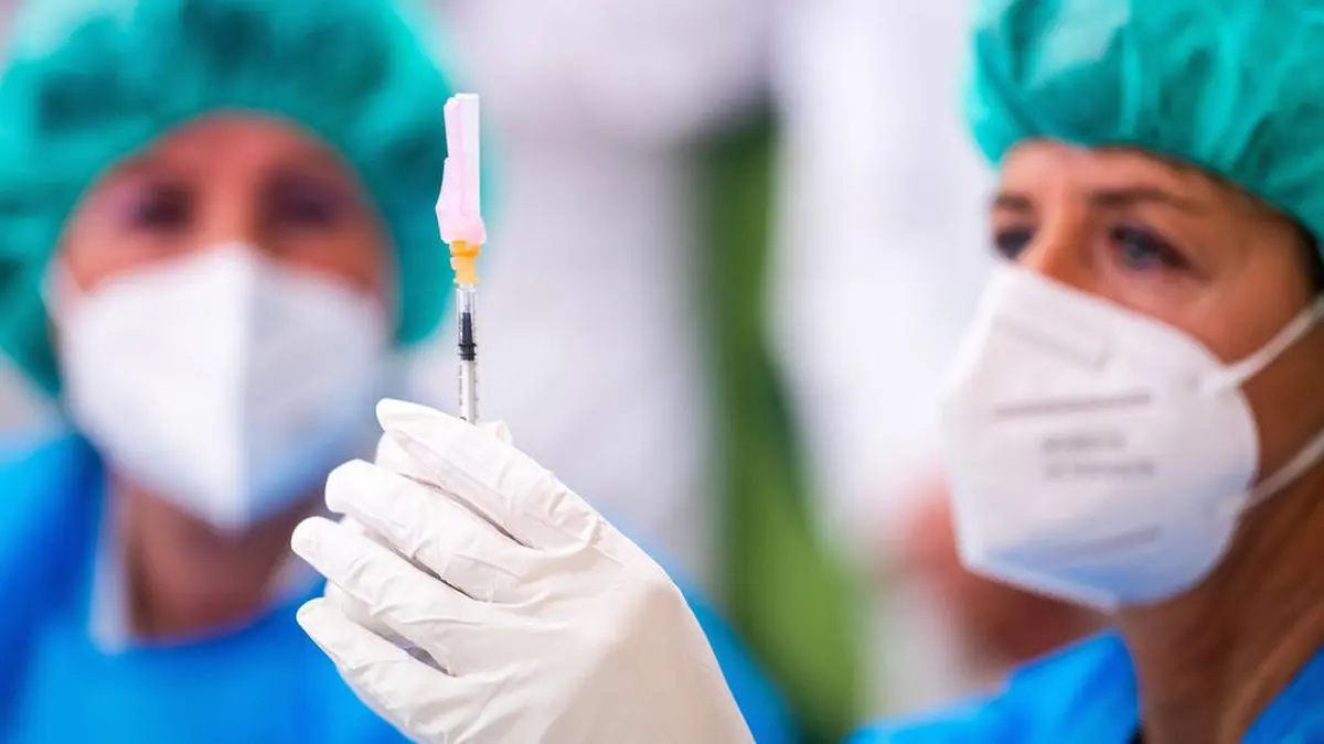 ABD0056_20201227 - WIEN - ÖSTERREICH: Vorbereitung der Impf-Spritze gegen den Coronavirus am Sonntag, 27. Dezember 2020, im Rahmen eines Medientermins anl. des Starts der Impfungen in einer Covid-Station des Kaiser-Franz-Josef-Spitals in Wien. - FOTO: APA/GEORG HOCHMUTH