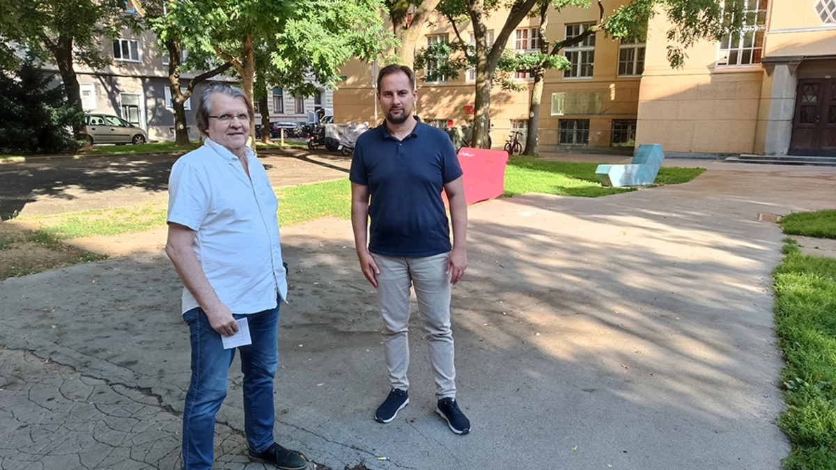 Bezirksvorsteher-Stellvertreter Klaus Strobl und Gemeinderat Markus Huber kämpfen für die Entsiegelung und Neugestaltung des Ortweinplatzes