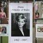 20 Jahre nach ihrem Tod wird auch der Zaun des Kensington Palace mit Diana-Erinnerungen bestückt  