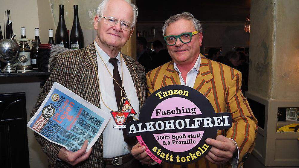 Heinz-Dieter Pohl und Reinhard Eberhart (von links) bei der Präsentation der Faschingszeitung 2019 im Klagenfurter Lokal 151