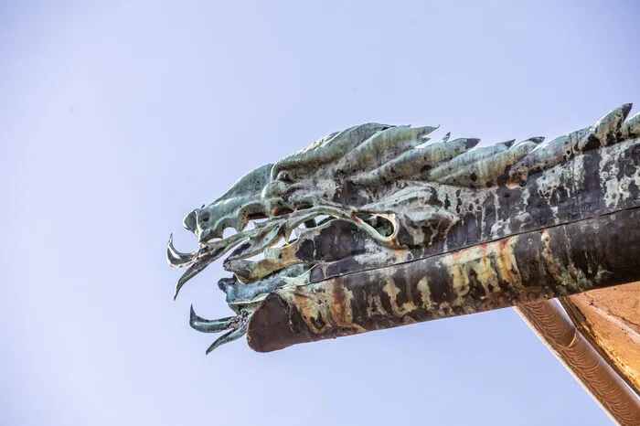 ... und den Drachen, der an einer Dachrinne platziert ist.