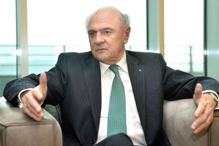 Der ehemalige Bauernbunddirektor und ÖVP-Generalsekretär Sixtus Lanner entdeckte Prölls politisches Talent und holte ihn an seine Seite. Mit 33 Jahren wechselte Pröll nach Niederösterreich und wurde in die Landesregierung gewählt.