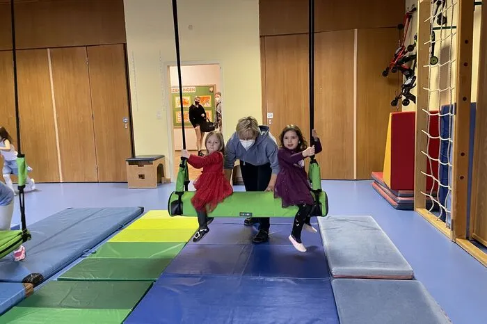 Auf den Schaukeln können die Kinder nicht nur schwingen, sondern auch in Höhlen krabbeln oder ihre Geschicklichkeit beim Auf- und Abstieg beweisen.