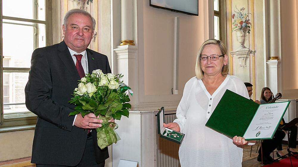 Der längstdienenden Kinderdorfmutter der Steiermark, Renate Bayer wurde das Goldene Ehrenzeichen des Landes Steiermark von LH Hermann Schützenhöfer überreicht