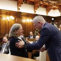 Ein Schulterklopfen und ein kräftiger Händedruck von Landeshauptmann Mario Kunasek (FPÖ) besiegeln die zweite Amtszeit von Elke Kahr (KPÖ), der ersten Frau an der Spitze der Landeshauptstadt