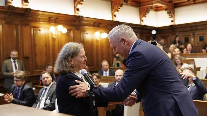 Ein Schulterklopfen und ein kräftiger Händedruck von Landeshauptmann Mario Kunasek (FPÖ) besiegeln die zweite Amtszeit von Elke Kahr (KPÖ), der ersten Frau an der Spitze der Landeshauptstadt