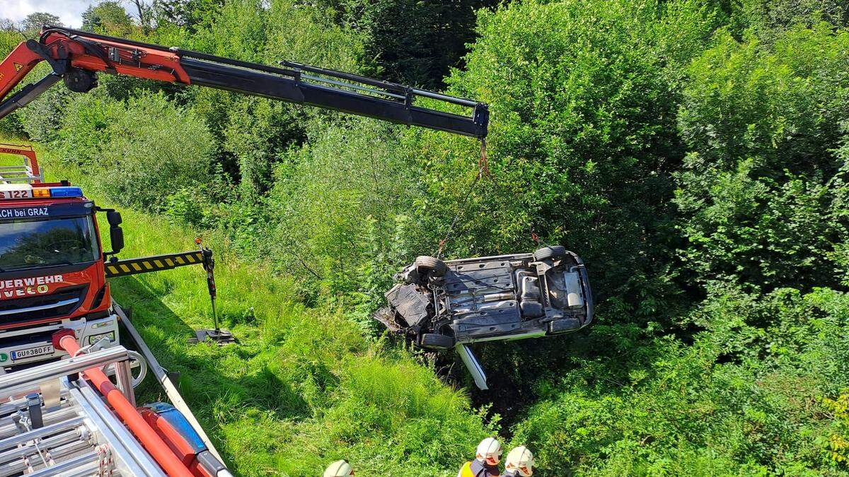 Das schwer beschädigte Auto wurde per Kran aus dem Graben gehoben