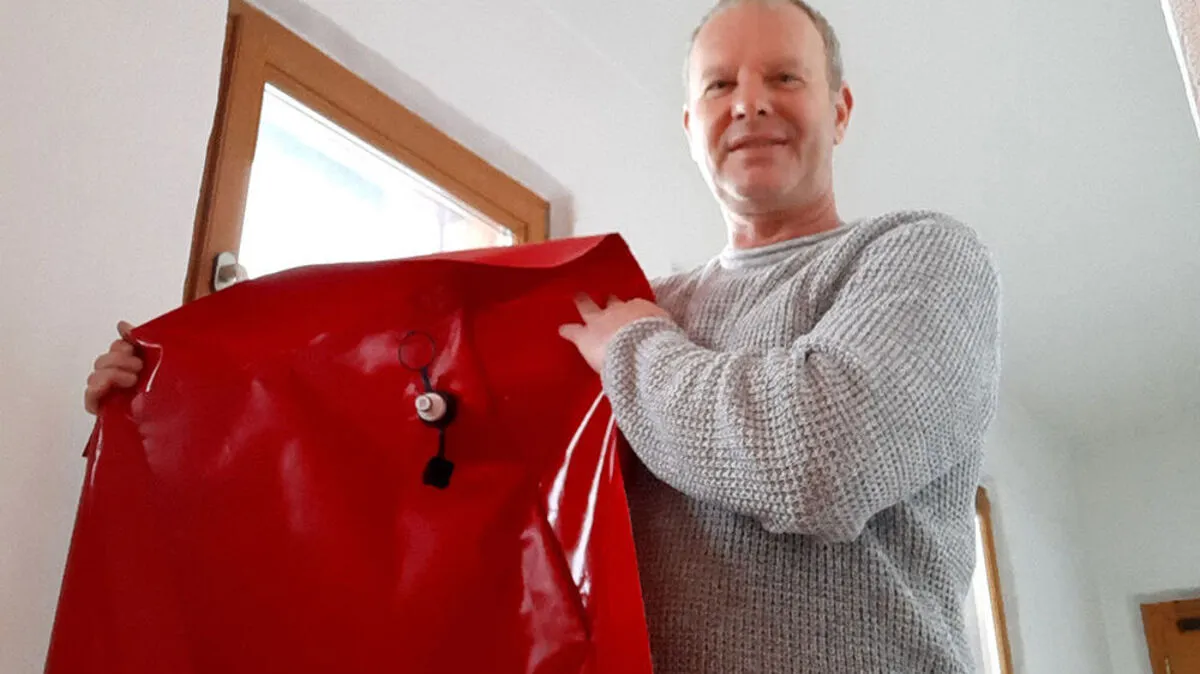 Der findige Osttiroler Wolfgang Oberkofler ist seit rund 35 Jahren bei der Feuerwehr. Jetzt erfand er eine Hochwasserschutz-Tasche