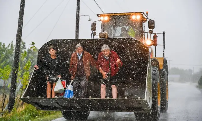 Im Bagger kommt man noch voran. Transport in Baggerschaufel bei Lamia