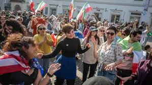 Kundgebung von Exil-Iranerinnen und -Iranern am Mariahilferplatz