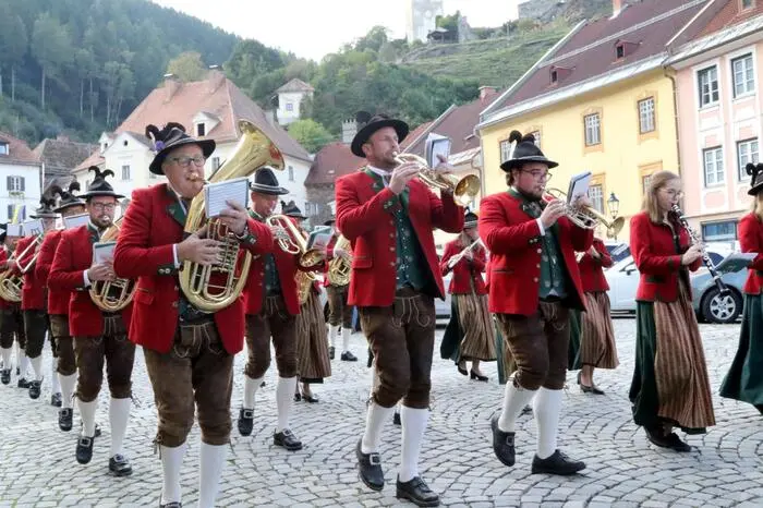 Gelungener Auftakt: Der Marsch mit den drei Gastkapellen (Schützenkapelle Metnitz, Alpenblasmusikkapelle Glödnitz, Bundesmusikkapelle Kirchdorf/Tirol) durch die Burgenstadt. 