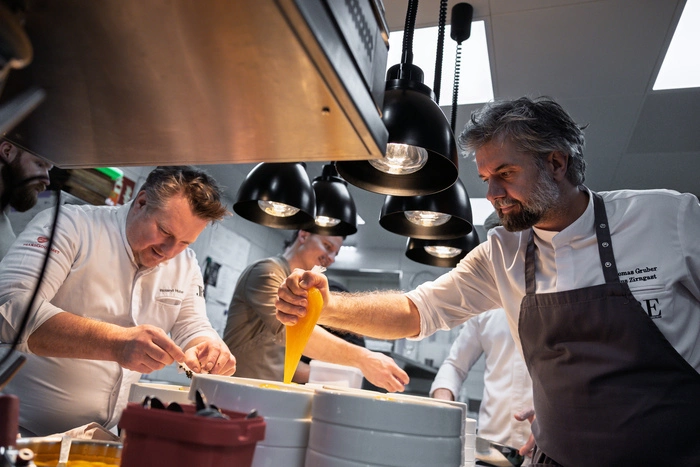 Kulinarischer Hausherr Thomas Gruber unterstützt Roland Huber bei seinem Dessert.