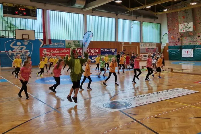 Für Unterhaltung sorgten in den Pausen die "Dance Girls" der VS Kumberg mit ihrem Maskottchen, ein Krokrodil.