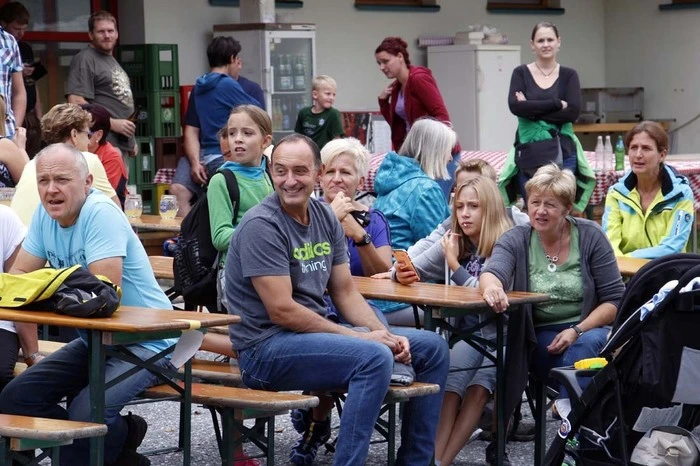 ... und begrüßte Wanderer aus der ganzen Thermenregion mit dem Freundschaftsmarsch.