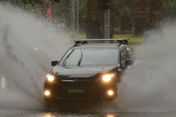 Die Polizei empfahl den fünf Millionen Einwohnern, wenn möglich zu Hause zu warten, bis der schlimmste Regen vorbei ist.
