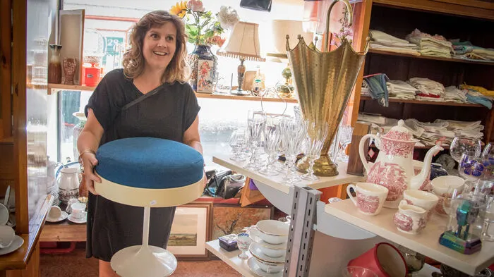 Schätze findt Stadtteilmanagerin Maria Reiner im "Second Hand Shop" Aida in der Feuerbachgasse 28.