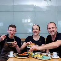 Fabian Kolb, Nina und Herwig Steinkellner beim Frühstück.