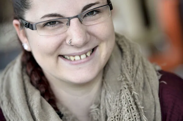 Rund 1000 Euro/Monat: Jannine Töglhofer (24) pendelt als Villacherin jede Woche mehrmals mit dem Zug zur Klagenfurter Universität. „Sogar mit Ermäßigung reißen die Zugfahrten ein großes Loch in mein Budget“, bedauert die 24-Jährige, die sich eine angepasste Studenten-Zugkarte wünschen würde. Eine Monatskarte wäre für sie aufgrund der unregelmäßigen Kurszeiten noch teurer. „Ich spare daher schon länger auf ein Auto, um flexibler zu sein und Geld zu sparen“, sagt die Studentin, die gerne als Videoproduzentin arbeiten möchte.Ihr Studium finanziert sie unter anderem durch einen Nebenjob als Kassiererin. „Ohne meinen Nebenjob wäre es unmöglich zu studieren“, betont Töglhofer, die schon seit ihrem 16 Lebensjahr fleißig arbeitet. Die Miete ihrer Wohnung bezahlt sie selbst. Auch Kurzurlaube auf in die Berge oder nach Italien möchte sich die Studentin nicht nehmen lassen: „Dafür spare ich wieder bei anderen Dingen ein.“