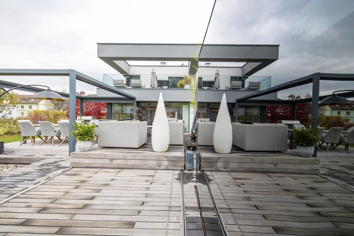 Daher sollte das Haus auch keine (sichtbaren) Säulen haben. So entstand auch der "Kranz" auf der Terrasse des Hauses.