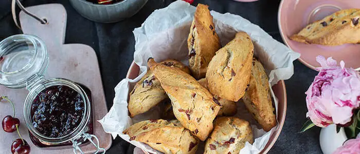 Kirsch Scones mit Kirschmarmelade