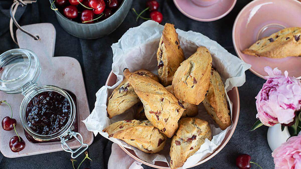 Kirsch Scones mit Kirschmarmelade