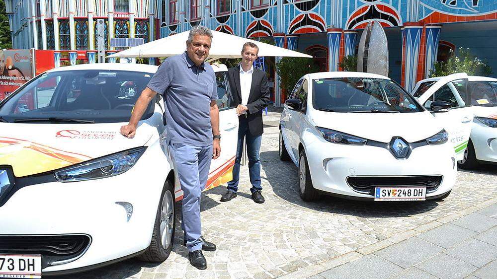 Gerhard Mock und Andreas Duller mit den drei Renaults der St. Veiter E-Fahrzeug-Flotte
