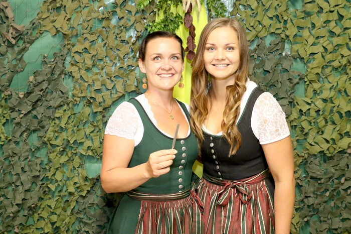 Neben dem Veranstalter (Obfrau Lisa Kienberger, Chorleiterin Anna Kienberger, von rechts) hatten sich am Samstagabend acht Chöre in der Festhalle Kaiser eingefunden. 