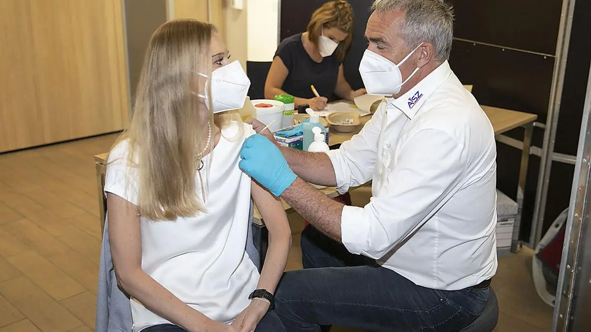 Personalleiterin Helga Brauneis ließ sich als eine der ersten in der betrieblichen Impfstraße den Impfstoff verabreichen