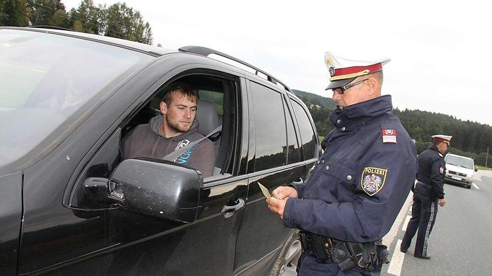 Ein Polizist bei der Grenzkontrolle zu Slowenien