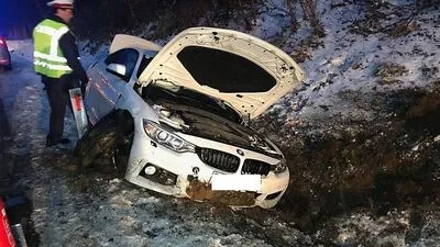 Sachschaden: Die Feuerwehr musste das Auto mithilfe der Seilwinde aus dem Graben ziehen