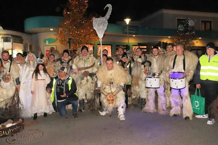Im Anschluss wurde in der Sporthalle mit der Gruppe "Die Lauser" und Hannah eine After-Show Party mit Musik vom Feinsten abgefeiert.