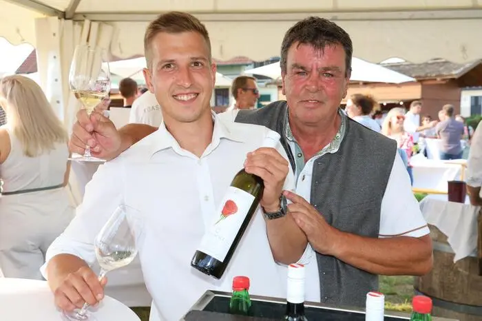 Das Weinbaugebiet um Klöch gehört weltweit zu den bekanntesten Traminergebieten. Durch den vulkanischen Basaltboden wird das gesamte Erdreich entsprechend mineralisiert und durch die Wärmespeicherung des Gesteins auch eine eigenständige Bodentemperatur erzielt.