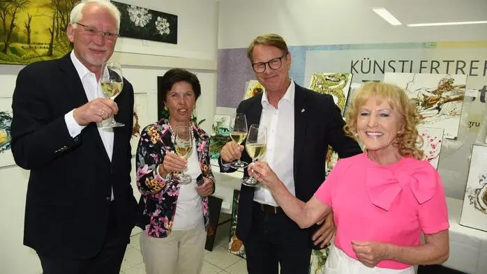 Mit einem Wermutstropfen begann die Vernissage unter dem Motto „Naturrealistische Impressionen“ der Bilder von Elfriede Hackl, da die Künstlerin aufgrund einer Kreislaufschwäche kurzfristig ihre Teilnahme absagen musste. 